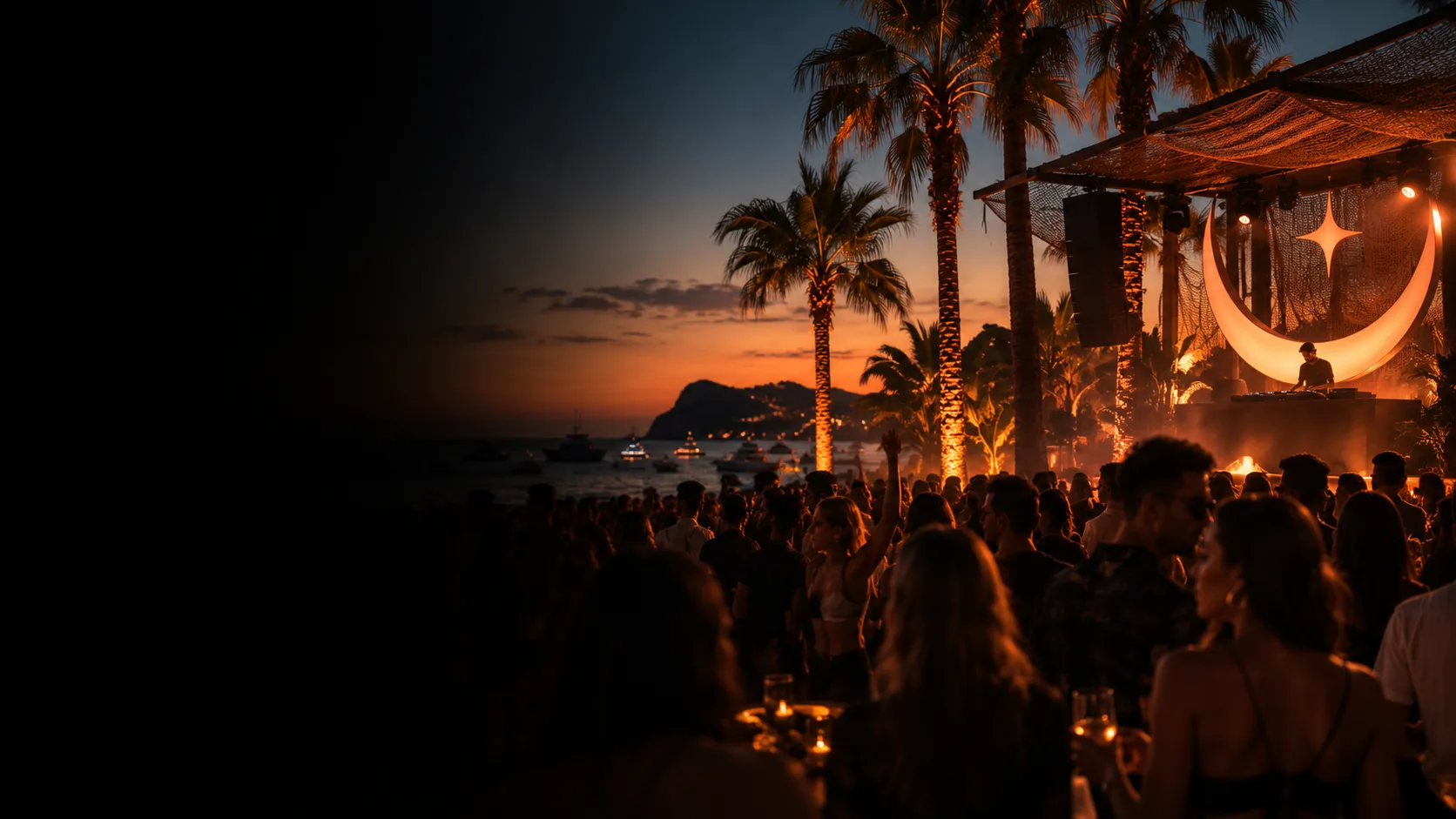 Público al atardecer en un beach club entre palmeras, con la luna de Bendito Castigo iluminada sobre la cabina del DJ