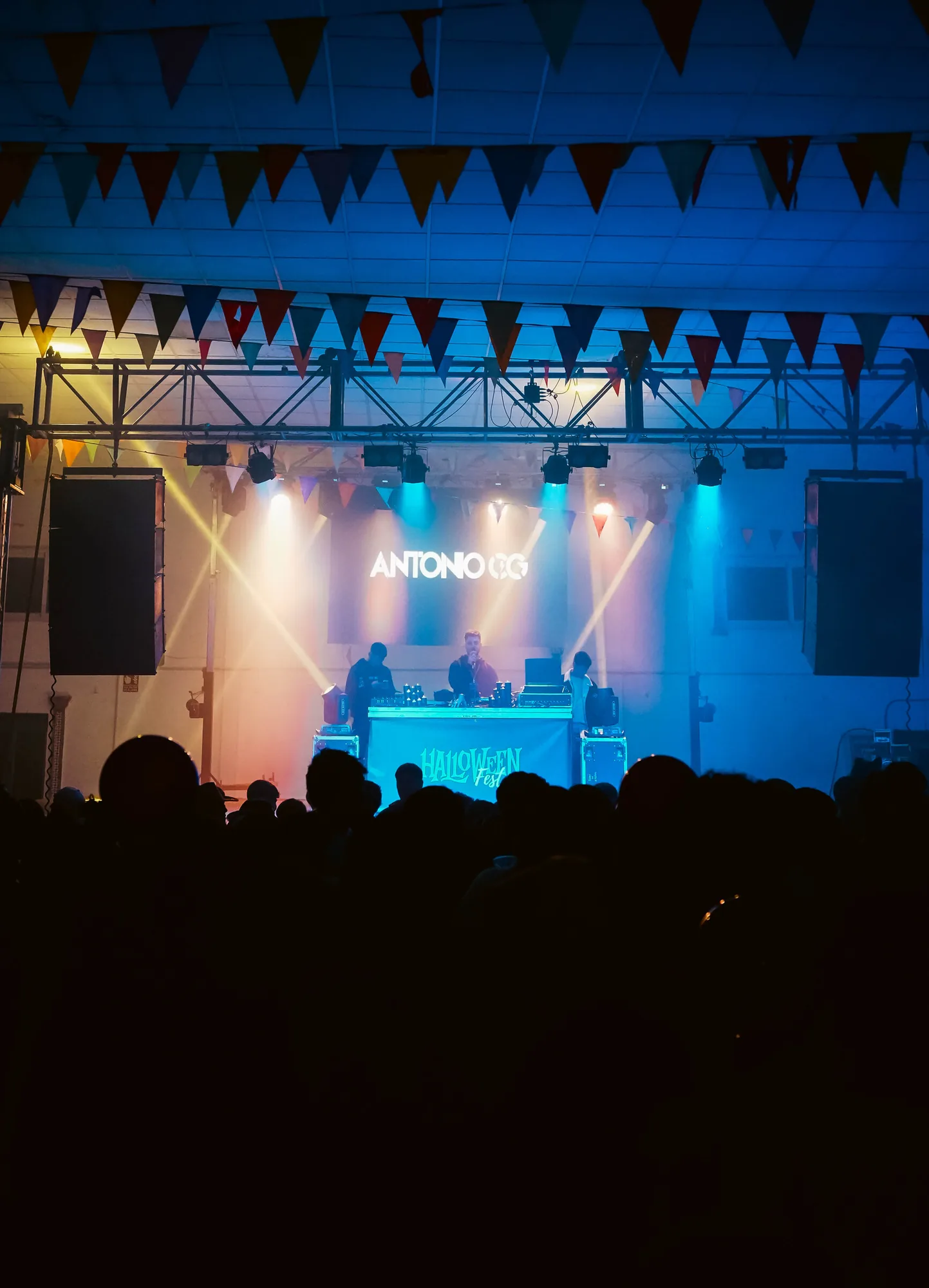 Escenario de Halloween Fest con truss, focos y pantalla LED visto desde la pista